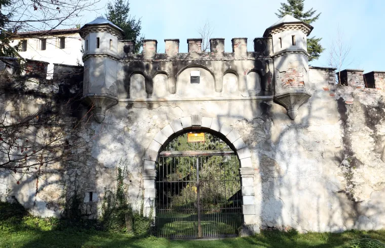 Stari grad Bosiljevo kojeg su izgradili knezovi Frankopani i bili vlasnici do poznate urote 1671. godine, kada je konfisciran i opljačkan. Od tada je jedan od najljep&scaron;ih dvoraca u Hrvatskoj promijenio brojne vlasnike uključujući i i posljednjeg, Sini&scaron;u Križanća koji ga je imao u koncesiji na 99 godina no izgubio jer nije napravio ni&scaron;ta. Dvorac je sada u vlasnistvu Republike Hrvatske i iz godine u godinu propada, kroz desetljeća su u dvorcu razbijeni prozori, ukradene brojne vrijedne umjetnine, namje&scaron;taj, skulpture, čak i kamene ograde. Dvorac je uključen u program Dodiri civilizacije kroz koji općina Bosiljevo koja ga je dobila na uporabu održava.