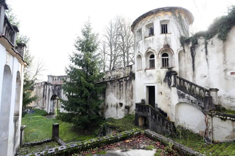 Stari grad Bosiljevo kojeg su izgradili knezovi Frankopani i bili vlasnici do poznate urote 1671. godine, kada je konfisciran i opljačkan. Od tada je jedan od najljep&scaron;ih dvoraca u Hrvatskoj promijenio brojne vlasnike uključujući i i posljednjeg, Sini&scaron;u Križanća koji ga je imao u koncesiji na 99 godina no izgubio jer nije napravio ni&scaron;ta. Dvorac je sada u vlasnistvu Republike Hrvatske i iz godine u godinu propada, kroz desetljeća su u dvorcu razbijeni prozori, ukradene brojne vrijedne umjetnine, namje&scaron;taj, skulpture, čak i kamene ograde. Dvorac je uključen u program Dodiri civilizacije kroz koji općina Bosiljevo koja ga je dobila na uporabu održava.