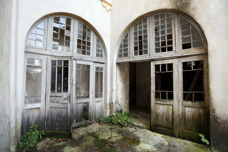 Stari grad Bosiljevo kojeg su izgradili knezovi Frankopani i bili vlasnici do poznate urote 1671. godine, kada je konfisciran i opljačkan. Od tada je jedan od najljep&scaron;ih dvoraca u Hrvatskoj promijenio brojne vlasnike uključujući i i posljednjeg, Sini&scaron;u Križanća koji ga je imao u koncesiji na 99 godina no izgubio jer nije napravio ni&scaron;ta. Dvorac je sada u vlasnistvu Republike Hrvatske i iz godine u godinu propada, kroz desetljeća su u dvorcu razbijeni prozori, ukradene brojne vrijedne umjetnine, namje&scaron;taj, skulpture, čak i kamene ograde. Dvorac je uključen u program Dodiri civilizacije kroz koji općina Bosiljevo koja ga je dobila na uporabu održava.