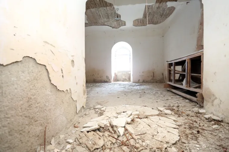 Stari grad Bosiljevo kojeg su izgradili knezovi Frankopani i bili vlasnici do poznate urote 1671. godine, kada je konfisciran i opljačkan. Od tada je jedan od najljep&scaron;ih dvoraca u Hrvatskoj promijenio brojne vlasnike uključujući i i posljednjeg, Sini&scaron;u Križanća koji ga je imao u koncesiji na 99 godina no izgubio jer nije napravio ni&scaron;ta. Dvorac je sada u vlasnistvu Republike Hrvatske i iz godine u godinu propada, kroz desetljeća su u dvorcu razbijeni prozori, ukradene brojne vrijedne umjetnine, namje&scaron;taj, skulpture, čak i kamene ograde. Dvorac je uključen u program Dodiri civilizacije kroz koji općina Bosiljevo koja ga je dobila na uporabu održava.