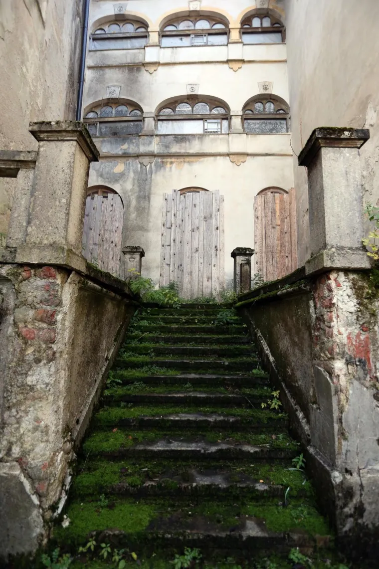 Stari grad Bosiljevo kojeg su izgradili knezovi Frankopani i bili vlasnici do poznate urote 1671. godine, kada je konfisciran i opljačkan. Od tada je jedan od najljep&scaron;ih dvoraca u Hrvatskoj promijenio brojne vlasnike uključujući i i posljednjeg, Sini&scaron;u Križanća koji ga je imao u koncesiji na 99 godina no izgubio jer nije napravio ni&scaron;ta. Dvorac je sada u vlasnistvu Republike Hrvatske i iz godine u godinu propada, kroz desetljeća su u dvorcu razbijeni prozori, ukradene brojne vrijedne umjetnine, namje&scaron;taj, skulpture, čak i kamene ograde. Dvorac je uključen u program Dodiri civilizacije kroz koji općina Bosiljevo koja ga je dobila na uporabu održava.