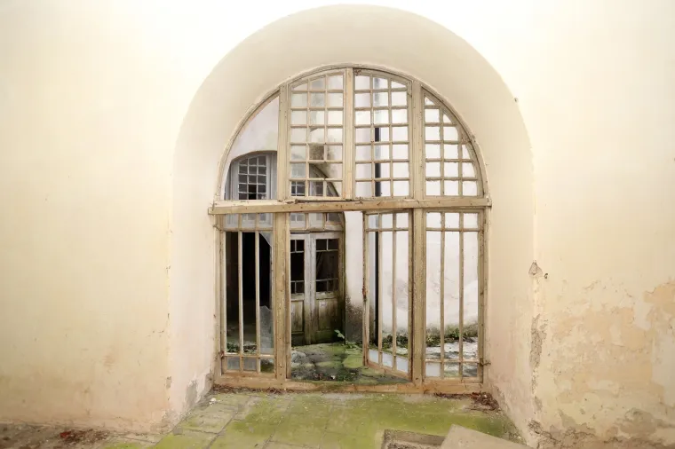 Stari grad Bosiljevo kojeg su izgradili knezovi Frankopani i bili vlasnici do poznate urote 1671. godine, kada je konfisciran i opljačkan. Od tada je jedan od najljep&scaron;ih dvoraca u Hrvatskoj promijenio brojne vlasnike uključujući i i posljednjeg, Sini&scaron;u Križanća koji ga je imao u koncesiji na 99 godina no izgubio jer nije napravio ni&scaron;ta. Dvorac je sada u vlasnistvu Republike Hrvatske i iz godine u godinu propada, kroz desetljeća su u dvorcu razbijeni prozori, ukradene brojne vrijedne umjetnine, namje&scaron;taj, skulpture, čak i kamene ograde. Dvorac je uključen u program Dodiri civilizacije kroz koji općina Bosiljevo koja ga je dobila na uporabu održava.