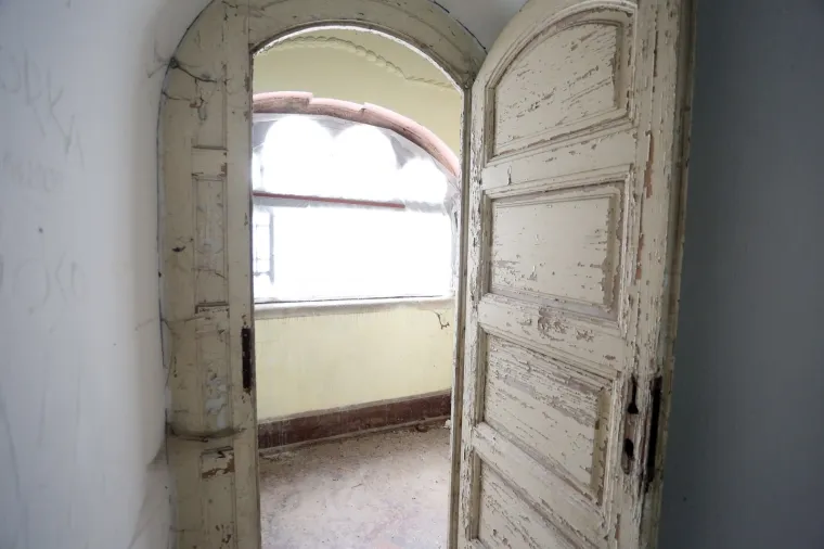 Stari grad Bosiljevo kojeg su izgradili knezovi Frankopani i bili vlasnici do poznate urote 1671. godine, kada je konfisciran i opljačkan. Od tada je jedan od najljep&scaron;ih dvoraca u Hrvatskoj promijenio brojne vlasnike uključujući i i posljednjeg, Sini&scaron;u Križanća koji ga je imao u koncesiji na 99 godina no izgubio jer nije napravio ni&scaron;ta. Dvorac je sada u vlasnistvu Republike Hrvatske i iz godine u godinu propada, kroz desetljeća su u dvorcu razbijeni prozori, ukradene brojne vrijedne umjetnine, namje&scaron;taj, skulpture, čak i kamene ograde. Dvorac je uključen u program Dodiri civilizacije kroz koji općina Bosiljevo koja ga je dobila na uporabu održava.