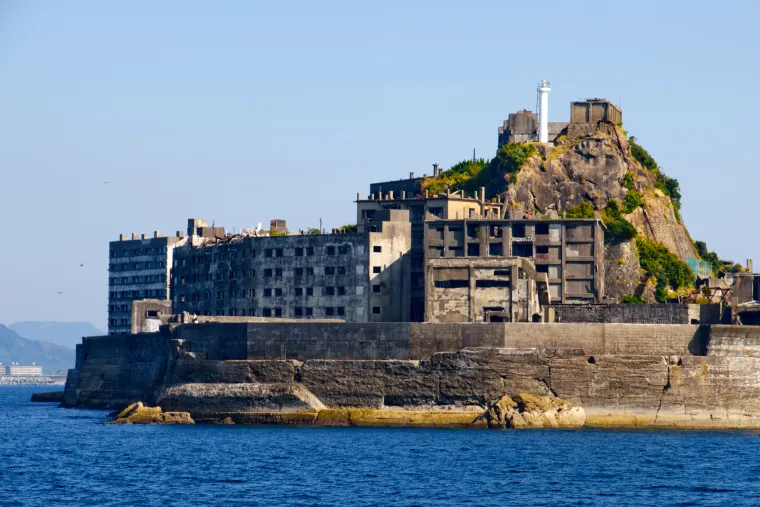 Otok Hashima (Otok bojni brod) je  je jednom bio naseljen rudarima koji su iskapali ugljen, a zatim je služio kao logor za korejske zarobljenike, nakon čega je u potpunosti napu&scaron;ten. Otok je danas dio japanskog grada Nagasakija.