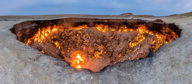 Takozvana "Vrata u pakao" ili "Vrata pakla", krater je prirodnog plina u Derwezeu, Turkmenistan. Krater je rezultat polja prirodnog plina koje se sru&scaron;ilo u podzemnu pećinu 1971. Geolozi su ga, navodno, zapalili kako bi suzbili &scaron;irenje plina metana, ali on i dalje gori.