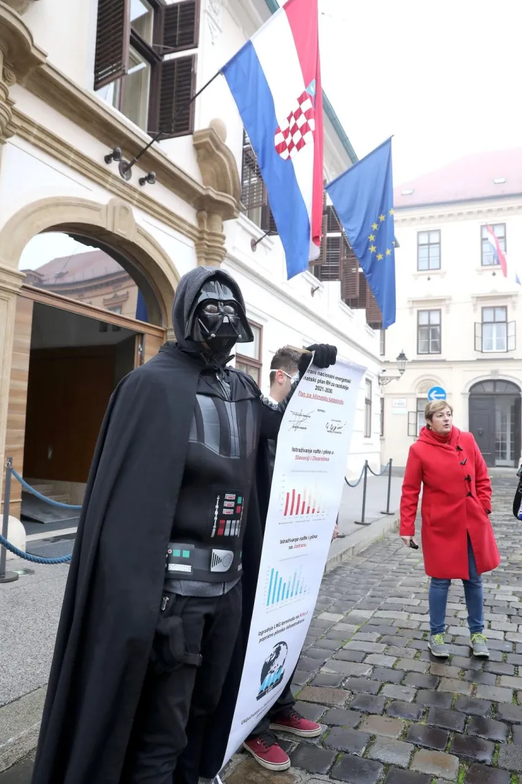 Darth Vader do&scaron;ao Plenkoviću na Markov trg: 'Plan Vlade je put u katastrofu...'