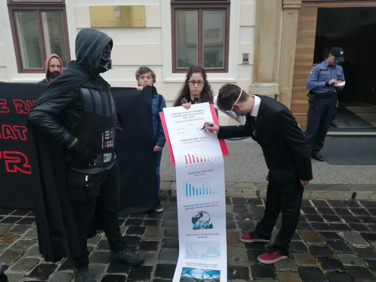 Darth Vader do&scaron;ao Plenkoviću na Markov trg: 'Plan Vlade je put u katastrofu...'