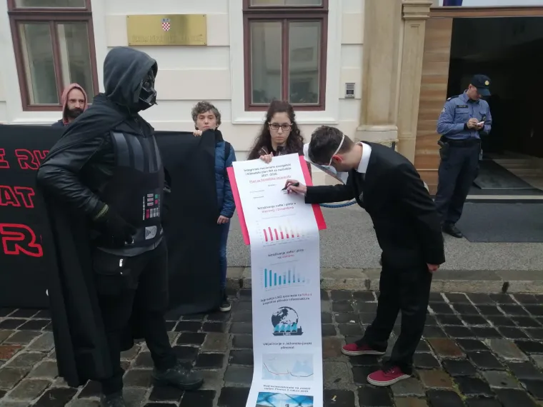 Darth Vader do&scaron;ao Plenkoviću na Markov trg: 'Plan Vlade je put u katastrofu...'