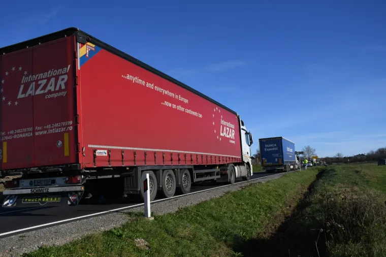 Teška prometna nesreća dogodila se u Dapčevačkim Brđanima. U sudaru kamiona i automobila poginula je ženska osoba.
