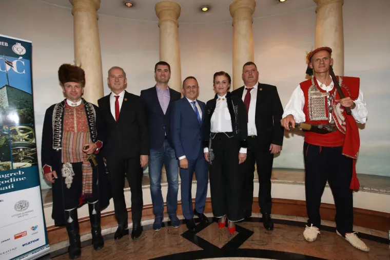 Državni vrh u dobrom raspoloženju! Predsjednica i premijer zvijezde Sinjske noći u Zagrebu