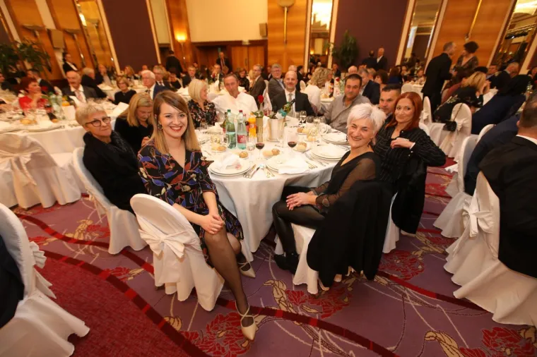 Državni vrh u dobrom raspoloženju! Predsjednica i premijer zvijezde Sinjske noći u Zagrebu