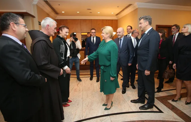 Državni vrh u dobrom raspoloženju! Predsjednica i premijer zvijezde Sinjske noći u Zagrebu