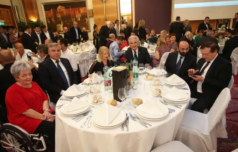 Državni vrh u dobrom raspoloženju! Predsjednica i premijer zvijezde Sinjske noći u Zagrebu