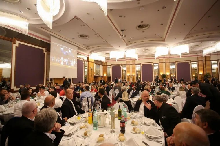 Državni vrh u dobrom raspoloženju! Predsjednica i premijer zvijezde Sinjske noći u Zagrebu