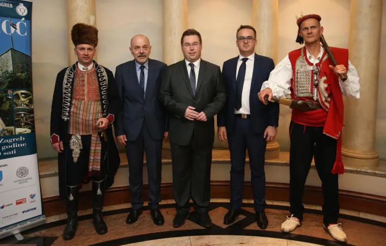 Državni vrh u dobrom raspoloženju! Predsjednica i premijer zvijezde Sinjske noći u Zagrebu