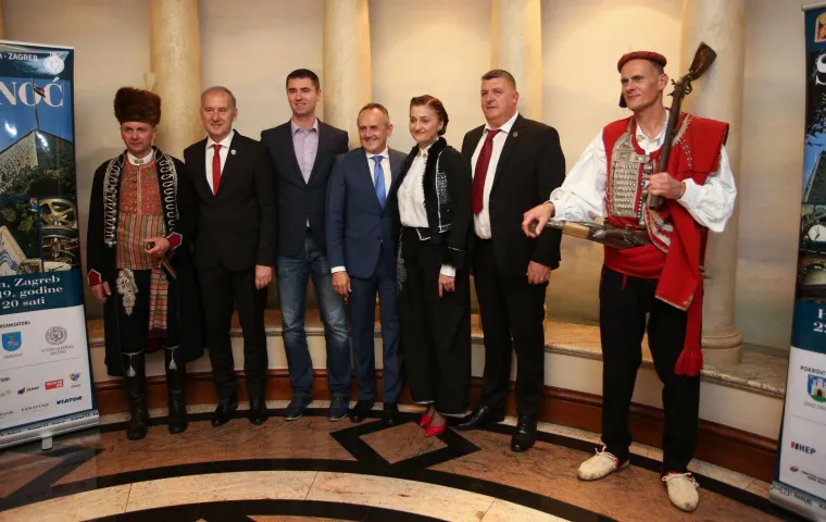 Državni vrh u dobrom raspoloženju! Predsjednica i premijer zvijezde Sinjske noći u Zagrebu