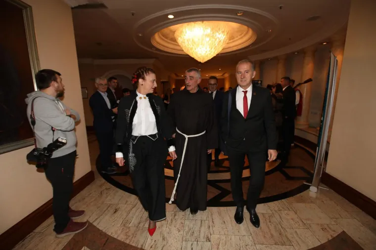 Državni vrh u dobrom raspoloženju! Predsjednica i premijer zvijezde Sinjske noći u Zagrebu