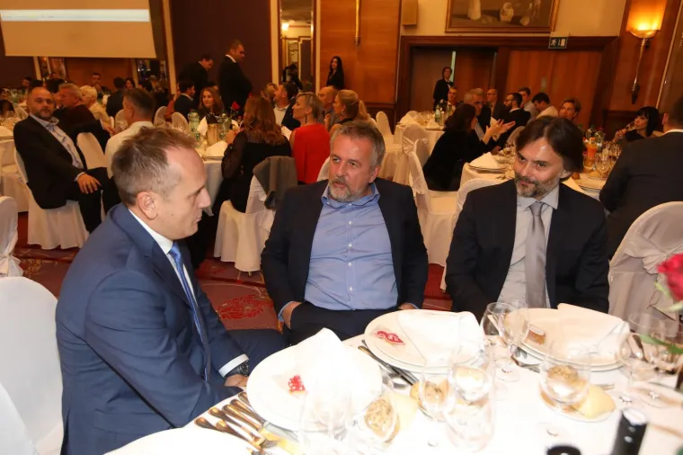 Državni vrh u dobrom raspoloženju! Predsjednica i premijer zvijezde Sinjske noći u Zagrebu