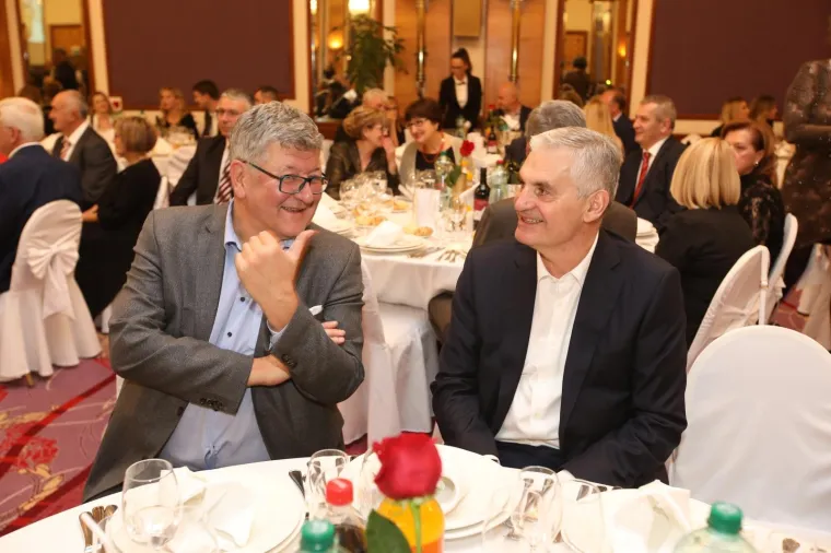 Državni vrh u dobrom raspoloženju! Predsjednica i premijer zvijezde Sinjske noći u Zagrebu