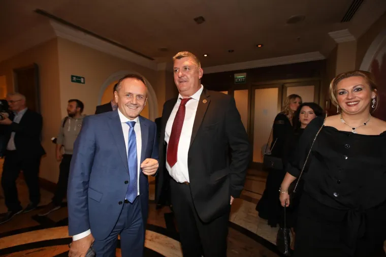 Državni vrh u dobrom raspoloženju! Predsjednica i premijer zvijezde Sinjske noći u Zagrebu