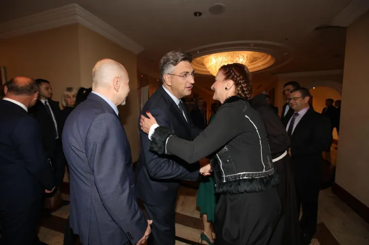Državni vrh u dobrom raspoloženju! Predsjednica i premijer zvijezde Sinjske noći u Zagrebu
