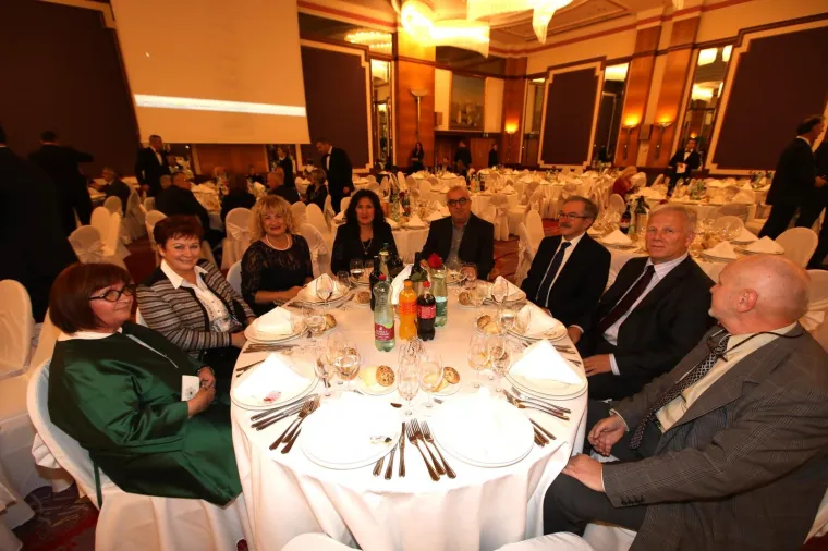 Državni vrh u dobrom raspoloženju! Predsjednica i premijer zvijezde Sinjske noći u Zagrebu