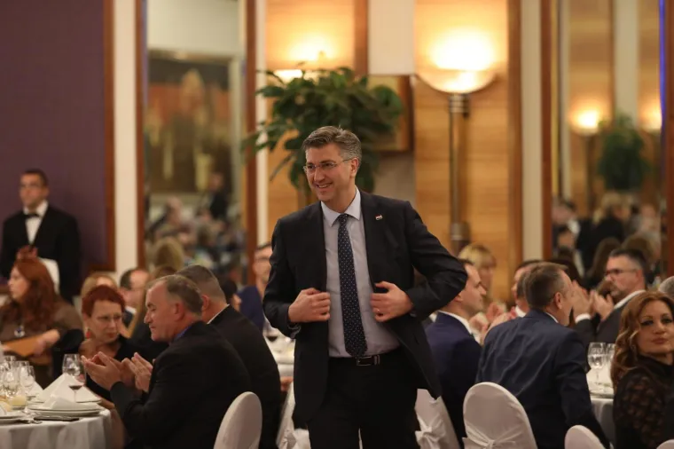 Državni vrh u dobrom raspoloženju! Predsjednica i premijer zvijezde Sinjske noći u Zagrebu