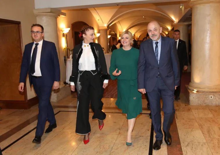 Državni vrh u dobrom raspoloženju! Predsjednica i premijer zvijezde Sinjske noći u Zagrebu