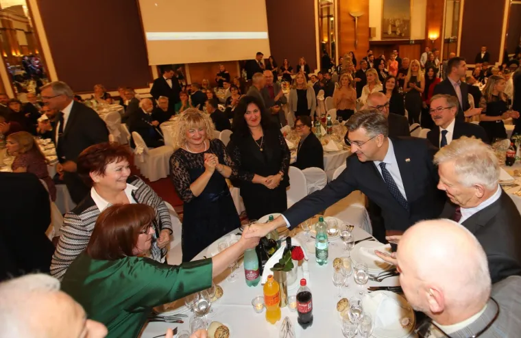 Državni vrh u dobrom raspoloženju! Predsjednica i premijer zvijezde Sinjske noći u Zagrebu