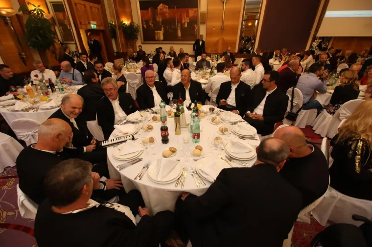 Državni vrh u dobrom raspoloženju! Predsjednica i premijer zvijezde Sinjske noći u Zagrebu