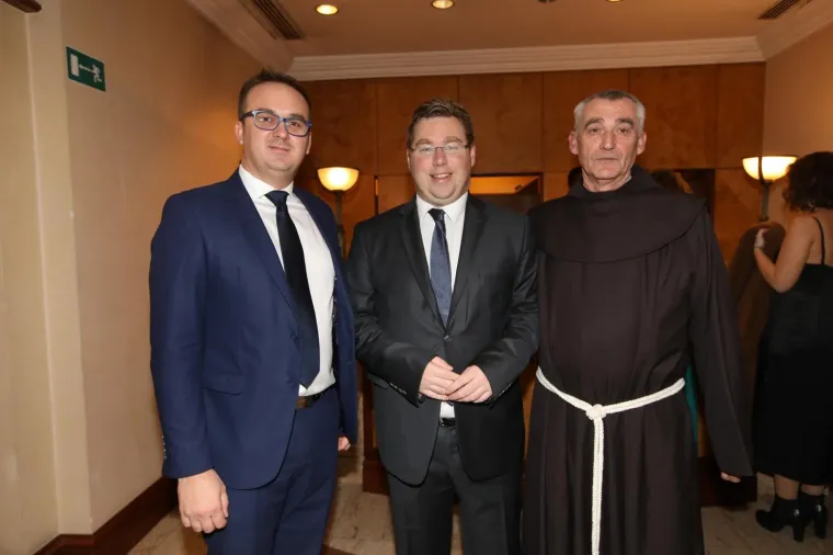 Državni vrh u dobrom raspoloženju! Predsjednica i premijer zvijezde Sinjske noći u Zagrebu