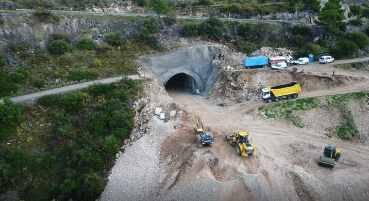 Ključni dio važne obilaznice: Probijen prvi tunel na Braču, kraj radova očekuje se već iduće godine
