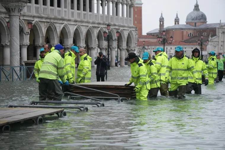 Potopljen sjever Italije: Evakuirano 700 ljudi, stanovnike Venecije zabrinjava novi val