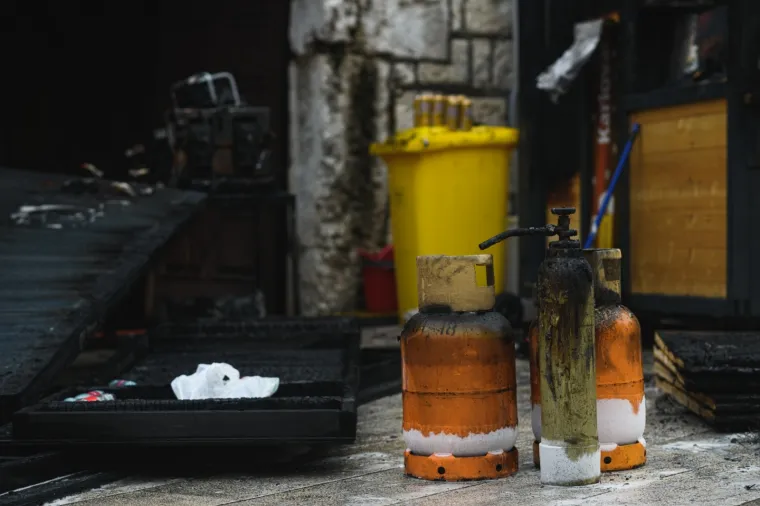 Drama u Zadru: Zbog nestručnog rukovanja plinskom bocom izgorjela adventska kućica