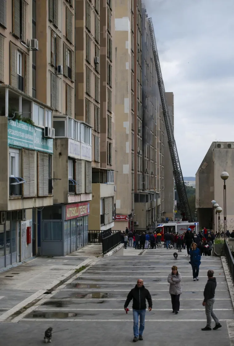 24.11.2019., Split - Pozar u stanu u zgradi u Papandopulovoj ulici na Trsteniku. Na terenu je hitna pomoc i pet vatrogasnih vozila. Photo: Milan Sabic/PIXSELL