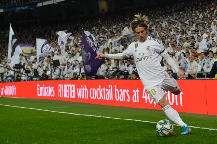 U posljednjoj utakmici subotnjeg programa 14. kola nogometnog prvenstva Španjolske Real Madrid je na stadionu Santiago Bernabéu protiv Real Sociedada slavio sa 3-1, a Luka Modrić je odigrao fantastičnu utakmicu, upisavši pogodak i dvije asistencije.