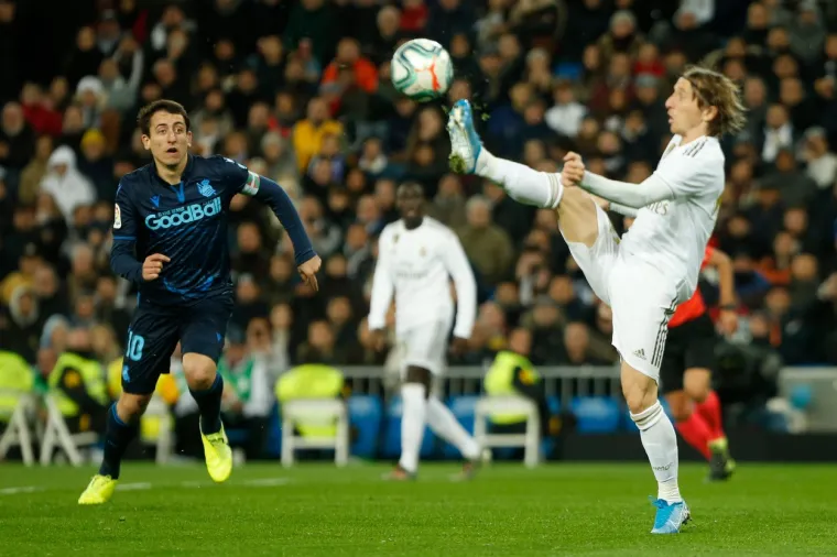 Odmah nakon fantastičnog gola iz poluvoleja, onda kad je na kontu već bio imao dvije asistencije, u transu je počeo trčati slavnim travnjakom, tamo gdje su slavom ovjenčani samo oni najveći.