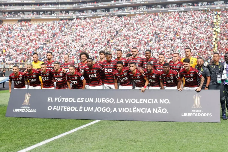 Nogometaši brazilskog Flamenga osvojili su Copa Libertadores nakon što su u finalnom susretu u Limi velikim preokretom pobijedili branitelja naslova argentinski River Plate sa 2-1.
