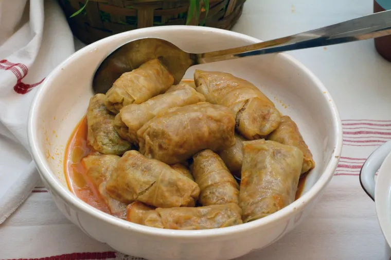 Omiljeno jelo na ovim prostorima dobro je zimi za tijelo. Jer, bogata je vitaminima C, A, K i onima iz grupe vitamina B. No, da biste "profitirali" od sarme, morate pojesti kiselo zelje, koje je njen sastavni dio i za tijelo najznačajniji.