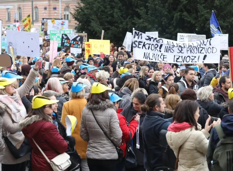 Tisuće ljudi na prosvjedu za veće plaće učitelja, njihove poruke morate pročitati: 'Sru&scaron;it ćemo Vladu (Kalembera)!