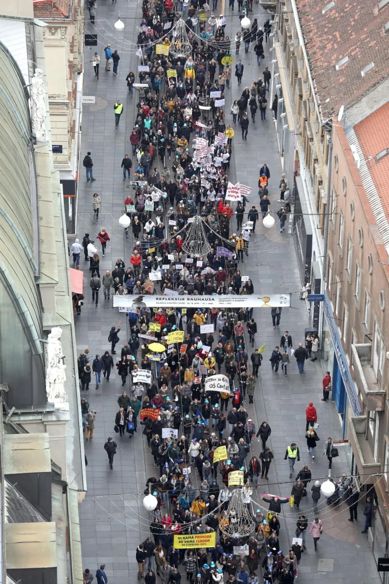 Tisuće ljudi na prosvjedu za veće plaće učitelja, njihove poruke morate pročitati: 'Sru&scaron;it ćemo Vladu (Kalembera)!