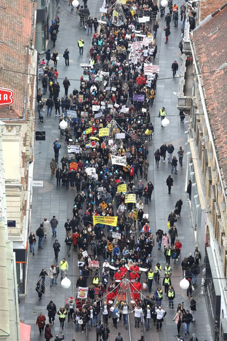 Tisuće ljudi na prosvjedu za veće plaće učitelja, njihove poruke morate pročitati: 'Sru&scaron;it ćemo Vladu (Kalembera)!