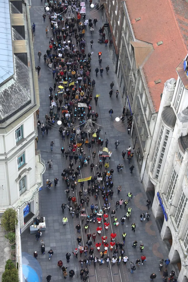 Tisuće ljudi na prosvjedu za veće plaće učitelja, njihove poruke morate pročitati: 'Sru&scaron;it ćemo Vladu (Kalembera)!