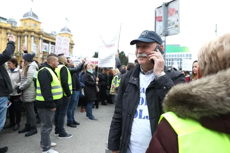 Tisuće ljudi na prosvjedu za veće plaće učitelja, njihove poruke morate pročitati: 'Sru&scaron;it ćemo Vladu (Kalembera)!