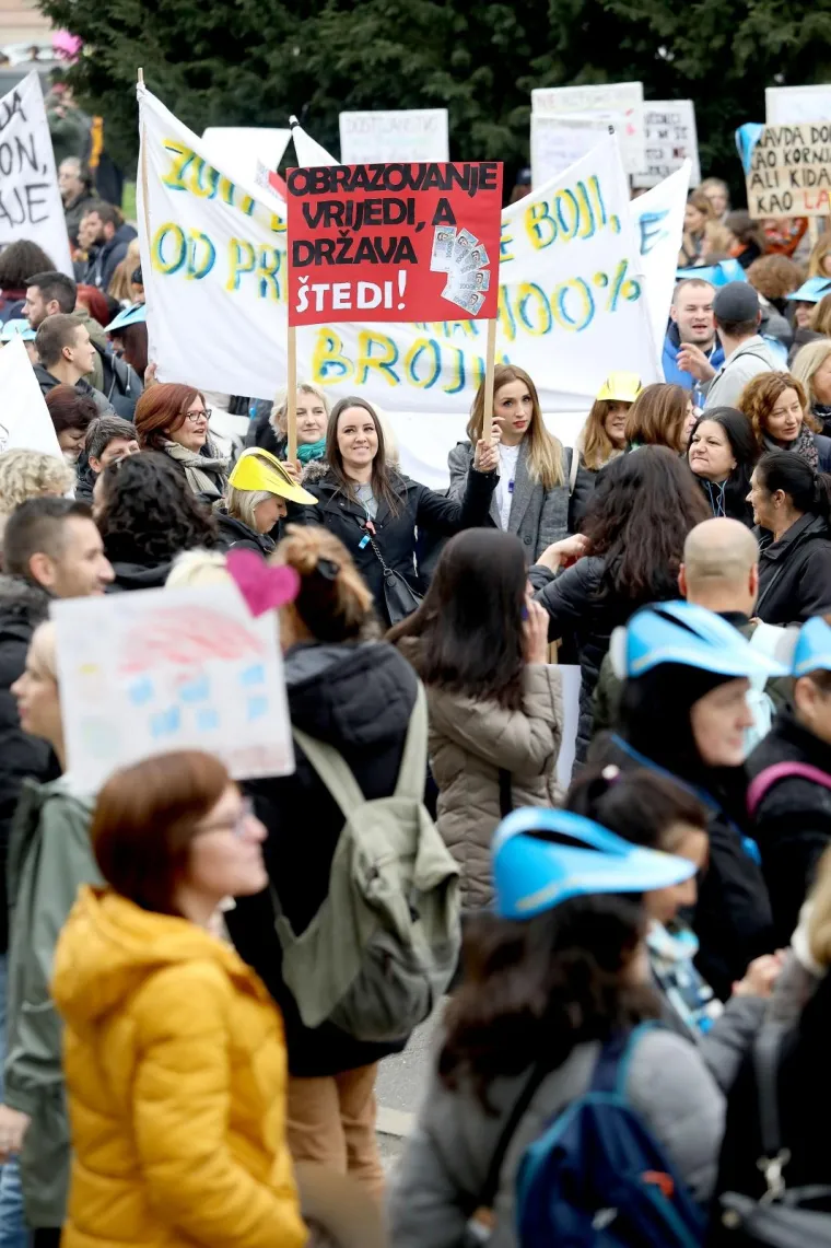 Tisuće ljudi na prosvjedu za veće plaće učitelja, njihove poruke morate pročitati: 'Sru&scaron;it ćemo Vladu (Kalembera)!