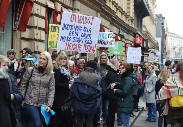 Tisuće ljudi na prosvjedu za veće plaće učitelja, njihove poruke morate pročitati: 'Sru&scaron;it ćemo Vladu (Kalembera)!