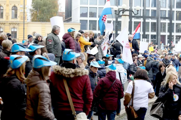 Tisuće ljudi na prosvjedu za veće plaće učitelja, njihove poruke morate pročitati: 'Sru&scaron;it ćemo Vladu (Kalembera)!