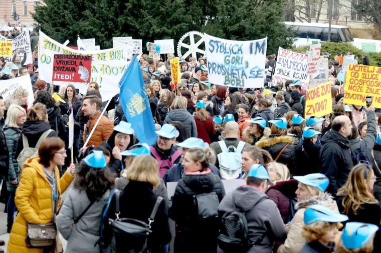 Tisuće ljudi na prosvjedu za veće plaće učitelja, njihove poruke morate pročitati: 'Sru&scaron;it ćemo Vladu (Kalembera)!