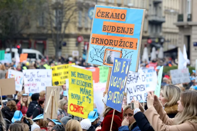 Tisuće ljudi na prosvjedu za veće plaće učitelja, njihove poruke morate pročitati: 'Sru&scaron;it ćemo Vladu (Kalembera)!