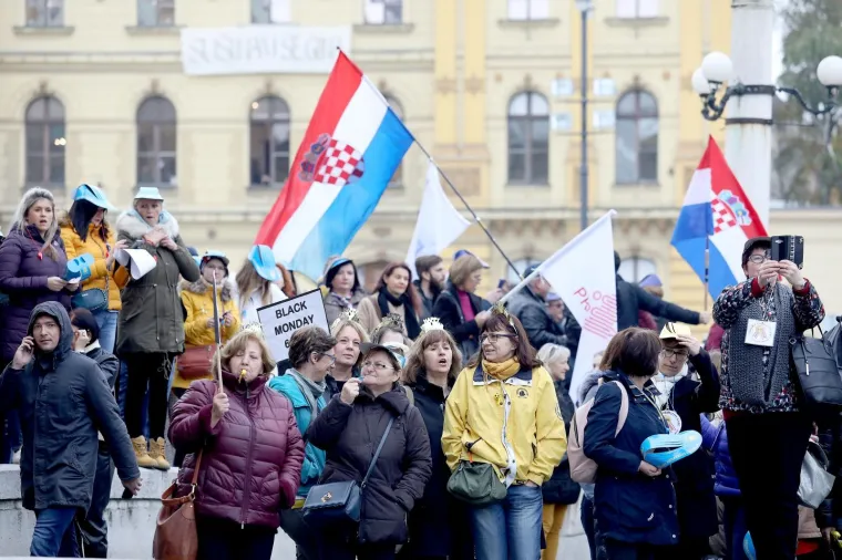 Tisuće ljudi na prosvjedu za veće plaće učitelja, njihove poruke morate pročitati: 'Sru&scaron;it ćemo Vladu (Kalembera)!